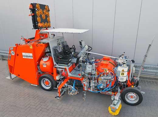 H26 Markierungsmaschine für spritzbare 2K Kaltplastiken im Airless-Verfahren (AMAKOS®), mit Elektro-Perlschleuder und zusätzlichem Behälter für Vormarkierungsfarbe