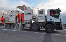 H75-4000P - spritzbare Thermoplastik, Behälter 4 x 1000 ltr mit Pumpe, während Markierungsarbeiten in Italien