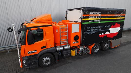 H37-5000P Multi-Purpose Marking Truck with exchangeable unpressurised container (4 x 1250 l) for 1-component cold paints with pump and for 2-component sprayable cold plastics for Airless spraying method with path-dependent metering pump AMAKOS®