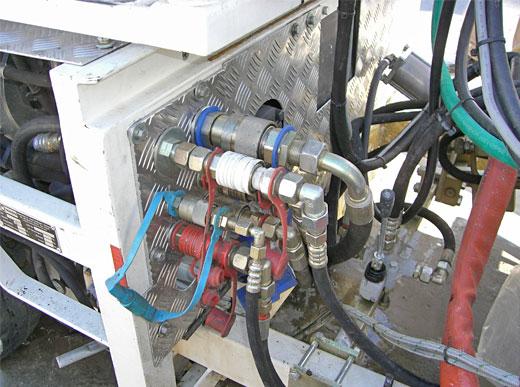 Einfaches Palettierungssystem mit elektrischen und hydraulischen Schnellverschlüssen (Anschlüsse für ein Thermoplastikaggregat)