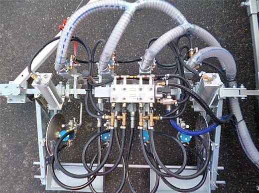 H33 en Muscat/Oman avec système Airless pour peinture à froid 1-composant, 1 x 460 l et 2 x 220 l réservoirs sous pression, avec marqueur aéroportuaire 90 cm avec chacun 4 pistolets de peinture et billes de verre avec disques ainsi que chacun 3 pistolets