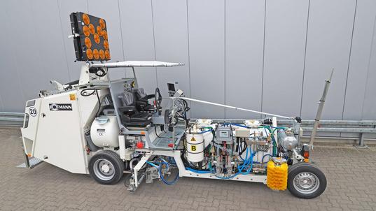 H33 avec réservoir sous pression (1000 l) pour l'enduits à froid 2 composants pulvérisés, procédé Airless avec pompe de dosage dépendant de la route parcouru AMAKOS®