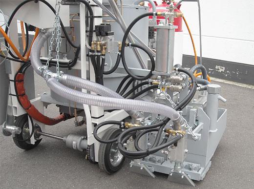 RP100-1H equipé avec système de commande pour intervalle de trait électronique ELC2 et démarreur électrique et sabot pour des lignes doubles jusqu'à une largeur de ligne maximum (trait-intervalle-trait) de 50 cm ici 10/10/10 cm (sabot 30 cm) avec pistolet