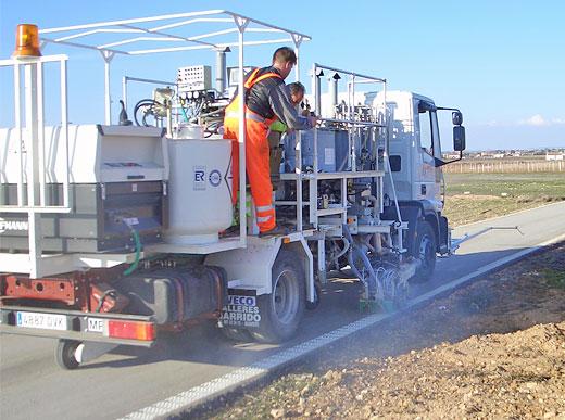 H75-1000PEX Combi-Roadmarking truck with pressurised containers (2 x 600 l): for sprayable thermoplastics with path-dependent pump (AMAKOS<sup>®</sup>), marker unit on left and right side as well as for thermoplastics with two extruders left and righ
