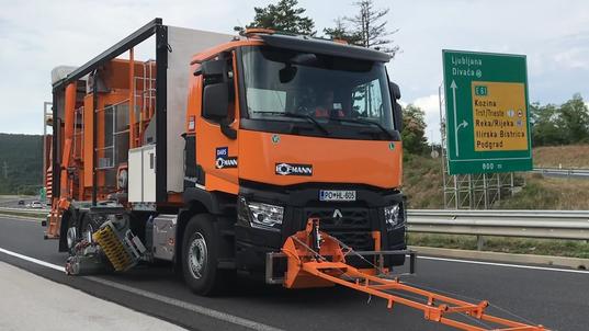 H60-2500EX с котлами (2 x 1100 л) а также промежуточный котёл (300 л) для термопластиков, универсальный экструдер MultiDotLine® 50 cм справа и слева грузовика, для поперечных стрихов и каплевидных комбинаций, а также гладких штрихов