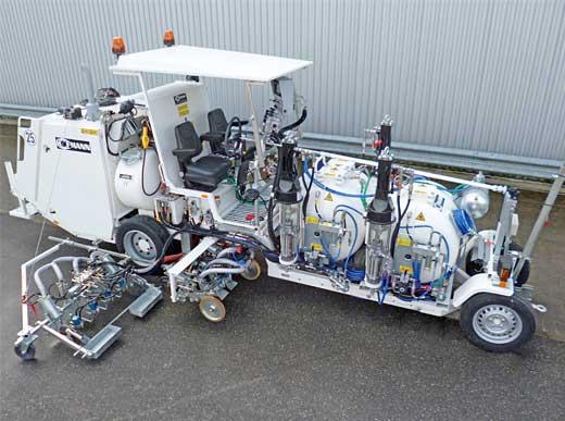 H33 en Muscat/Oman avec système Airless pour peinture à froid 1-composant, 1 x 460 l et 2 x 220 l réservoirs sous pression, avec marqueur aéroportuaire 90 cm avec chacun 4 pistolets de peinture et billes de verre avec disques ainsi que chacun 3 pistolets