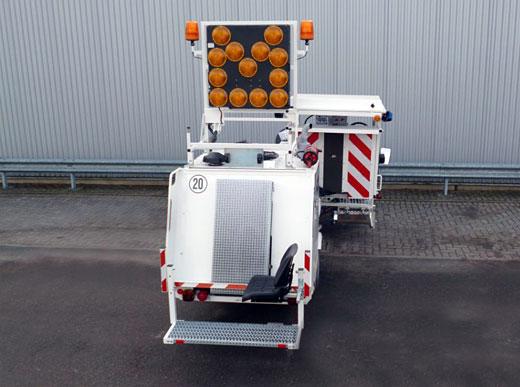 Zusätzlich Sitzträgerverlängerung mit direktem Sitz oberhalb des Extruders und Schutzblechsystem gegen Verschmutzung sowie robustem Aluminiumdach und Komfortsitze.