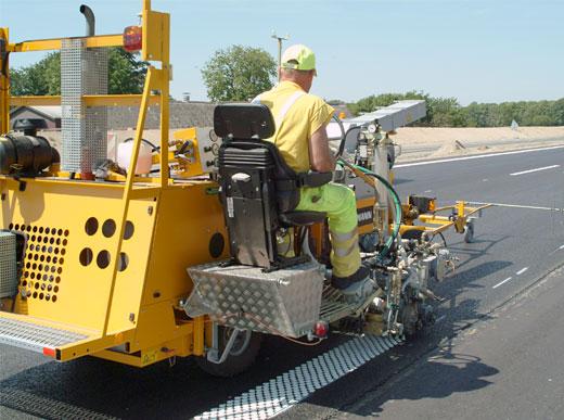 H18 avec Extrudeuse MultiDotLine<sup>®</sup> opérationnelle des deux côtés et facile à transformer, réservoir 300l, compresseur rotatif et visière extensible hydrauliquement et tuyau de refoulement chauffé et sièges des deux côtés à côté de la machine