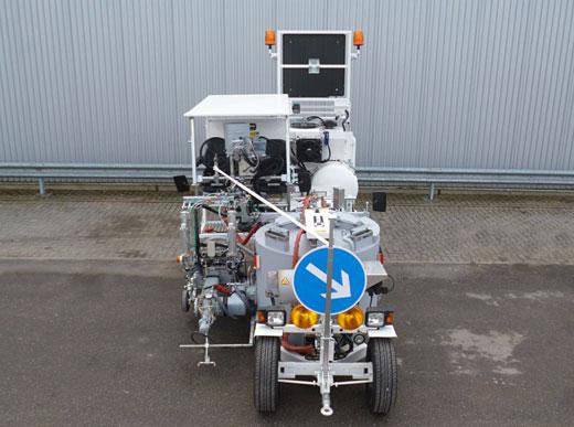 Zusätzlich Sitzträgerverlängerung mit direktem Sitz oberhalb des Extruders und Schutzblechsystem gegen Verschmutzung sowie robustem Aluminiumdach und Komfortsitze.