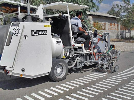 H33 máquina de multiuso con depósito presurizado (500 l) para pinturas termoplásticas proyectables y pinturas termoplásticas con extrusor MultiDotLine<sup>®</sup> 50 cm