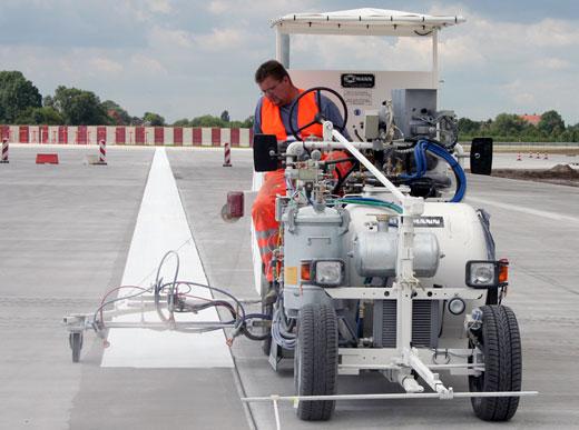 H26 bei Airbus in Hamburg/Deutschland ausgerüstet mit 1K-Kaltfarben Airless sowie 2KKaltspritzplastiken Airless System M98:2, 460 ltr Druckbehälter sowie 90 cm Breitstrichmarkeur mit 3 Farbpistolen
