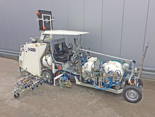 H26 in Ramstein - United States Air Base, Deutschland mit 1K Kaltfarben Airless System (zwei Pumpen) für den Einsatz mit 5 Farb- und 2 Perlpistolen für gelb/schwarz/gelb/schwarz und schwarz/gelb/schwarz/gelb/schwarz „taxiways“, 2x230ltr Druckbehälter. Des