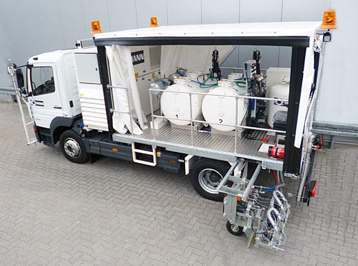 H36-1300P à Ramstein/Allemagne avec réservoirs sous pression (650 l) pour peintures à froid pour mode de pulvérisation Airless, avec marqueur aéroportuaire 90 cm avec 4 pistolets de peinture et 4 pistolet de billes de verre