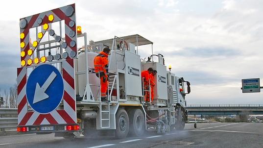 H75-4000P mit drucklosen Behältern (4 x 1.000 ltr) für spritzbare Thermoplastiken mit Schneckenpumpe, Markeur beidseitig, Italien