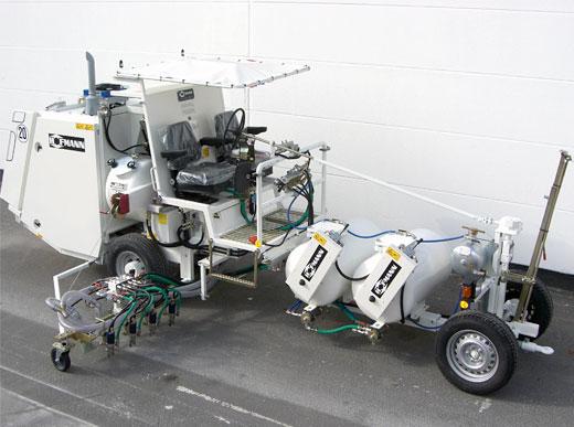 H26 in Riad/Saudi Arabien mit Kaltfarben Druckbehälter-System, 2 x 225 ltr Druckbehälter für den Einsatz mit 90 cm Breitstrichmarkeur mit jeweils 4 Farb- und Perlpistolen