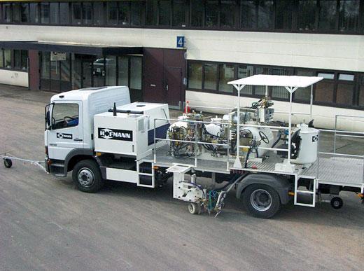 H37-1600P Camión de marcaje multiuso con depósitos presurizados (3 x 540 l) para pinturas en frío y pinturas plásticas en frío de 2 componentes proyectables, para procedimiento de proyección Airless con bomba dosificadora dependiente del trayecto (AM