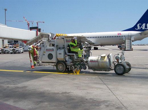 H33 in Alicante/Spanien mit Kaltfarben Druckbehälter-System, 1 x 385 ltr kippbarer Druckbehälter für den Einsatz mit 2 Farb- und Perlpistolen, beidseitig, für "taxiways"
