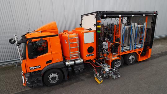 H37-5000P Kombi-Markierungs-LKW mit wechselbaren drucklosen Behältern (4 x 1250 ltr) für 1K-Kaltfarben mit Pumpe und 2K-Kaltspritzplastiken für Airless-Spritzverfahren mit wegabhängiger Dosierpumpe AMAKOS®