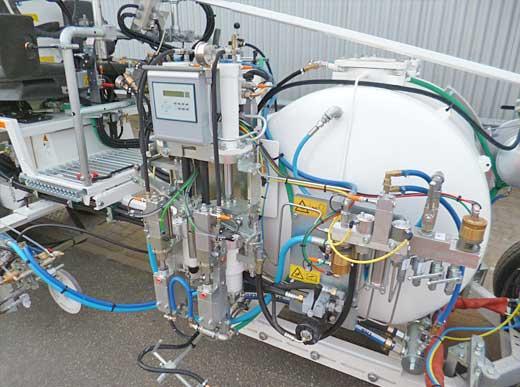 H26 procedimiento Airless con bomba servo-hidráulica (AMAKOS<sup>®</sup>) con depósito presurizado (800 l), M98:2, depósito de esferas aumentado (450 l) y con soporte para conos de aviso ampliado