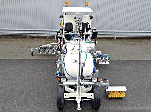 H33 in Abu Dhabi/UAE equipped with 1-component cold paint Airless system with 3 Airless pumps, 1 x 460 l and 2 x 220 l (divided) pressurised container with 90 cm wide line marker unit incl. 4 paint and glass bead guns as well as further 3 paint- and glass