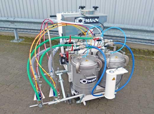 H9 Airspray avec deux réservoirs chacun pour une volume de 48 l, pour matériau blanc et jaune ainsi que avec deux pistolets de peinture et billes de verre