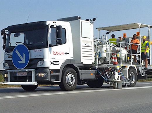 H37-1500P with 3 pressurised containers for cold paints (385 l) using Airless spraying method and 2-component cold plastics (540 l) as well as 2-component sprayable cold plastics (540 l), mixing ratio 98:2, all systems with path-dependent