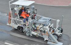H18 Machine de marquage equipée avec unité de séchoir (vitesse de soufflerie environ 2x10.000 l/min à 600° C) incl. extrudeuse MultiDotLine<sup>®</sup> de 30 cm