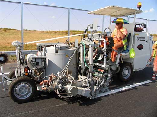 Н26 комбинированная машина для термопластика MultiDotLine®Plus а также распыляемого термопластика и 2 пистолета для термопластика, бак 450 л используется как напорный, так и безнапорный, нагрев термомаслом