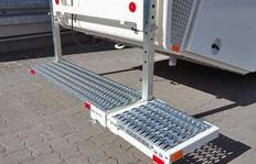 Laterally pluggable additional rear platform for series H26/H33