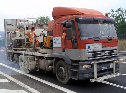 H75-3000P avec réservoirs sans pression (2 x 1500 l), pour enduits à chaud pulvérisés avec pompe de dosage dépendant de la vitesse (AMAKOS<sup>®</sup>), unité de marquage des deux côtés
