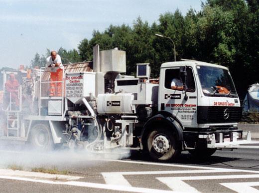 H75-2500PEX Combi-Roadmarking truck with unpressurised container (2500 l) for sprayable thermoplastics with path-dependent metering pump (AMAKOS<sup>®</sup>), marker unit on both sides and for thermoplastics with two universal extruders on both sides
