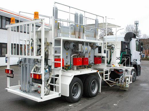 H75-3000P con depósitos sin presión (2 x 1500 l) para pinturas termoplásticas proyectables con bomba dosificadora dependiente del trayecto (AMAKOS<sup>®</sup>), ó opcional sin AMAKOS<sup>®</sup>, unidad de marcadores en ambos lados