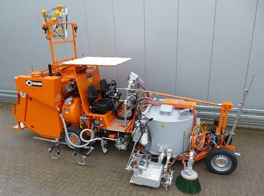 H33 machine de marquage combinée avec réservoir sous pression (600 l) pour enduits à chaud pulvérisé et enduits à chaud appliqué avec sabot ainsi que une version spéciale des réservoirs de billes de verre (2 x 150 l)