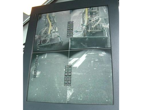 Beidseitiges Kamerasystem mit Luftbläser gegen Beschlagen und Verschmutzen der Linse, am Beispiel eines Markierungs-LKWs für spritzbare Thermoplastiken zur Überwachung der Strichqualität sowie korrekten Strichanfängen und -enden