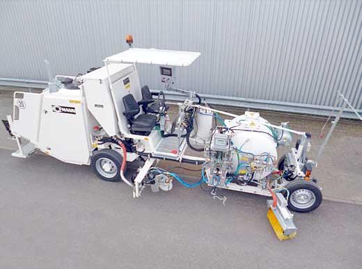 H26 para procedimiento Airless con bomba servo-hidráulica (AMAKOS<sup>®</sup>) con depósito presurizado (800 l), depósito de esferas aumentado (450 l) y con soporte para conos de aviso ampliado