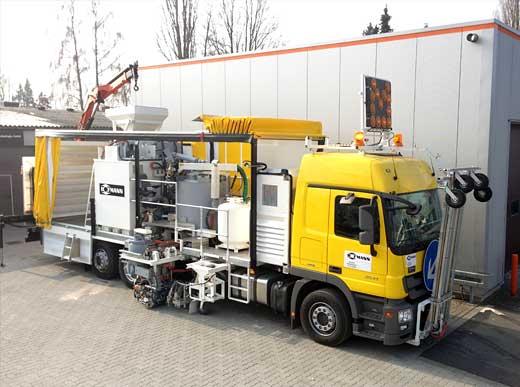 H75-3000Ex с котлами (2 x 1100 л), а также баллонами под давлением (800 л) для распыляемых термопластиков, cпрей-пластик-маркирующее приспособление, а также двусторонний MultiDotLine<sup>®</sup> экструдер Особенности: самозагрузка с помощью установленного