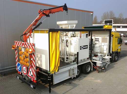 H75-3000EX mit Kochern (2 x 1100 ltr) sowie Druckbehälter (800 ltr) für spritzbare Thermoplastiken, Sprayplastik-Markeureinheit sowie MultiDotLine® Extruder beidseitig, Besonderheiten: Selbstbeladung durch einen aufgebauten Kran, eine Rundum-Kamera