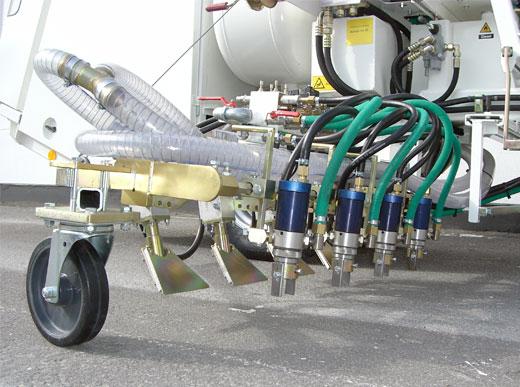 H26 in Riad/Saudi Arabien mit Kaltfarben Druckbehälter-System, 2 x 225 ltr Druckbehälter für den Einsatz mit 90 cm Breitstrichmarkeur mit jeweils 4 Farb- und Perlpistolen