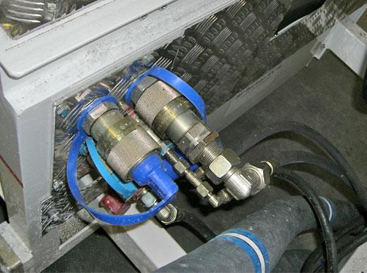 Einfaches Palettierungssystem mit elektrischen und hydraulischen Schnellverschlüssen sowie Laschen für ein schnelles Wechseln der Applikationseinheiten mittels Gabelstapler (für H18, H26 und H33)