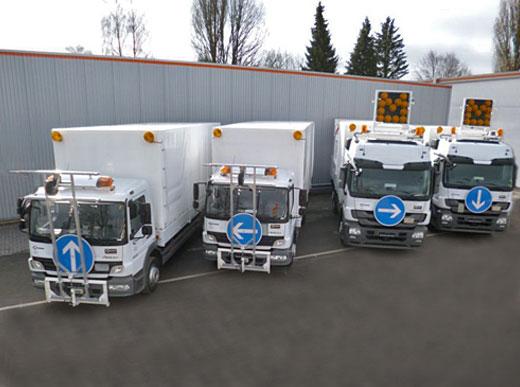 "Package tout inclus": Camions de transport pour une H33-3 par camion et camions d’approvisionnement avec deux fondoirs ID1100-1 par camion avec l’approvisionnement directe du camion – sans station d'énergie equippé avec système pré-marquage