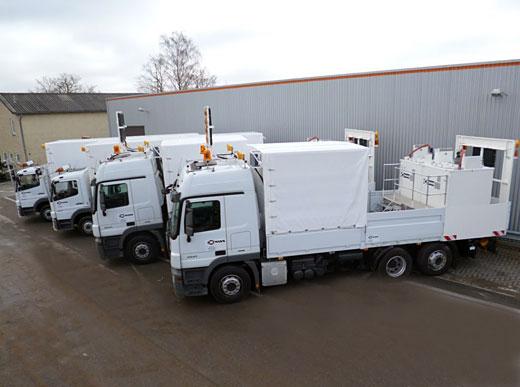 "Package tout inclus": Camions de transport pour une H33-3 par camion et camions d’approvisionnement avec deux fondoirs ID1100-1 par camion avec l’approvisionnement directe du camion – sans station d'énergie equippé avec système pré-marquage
