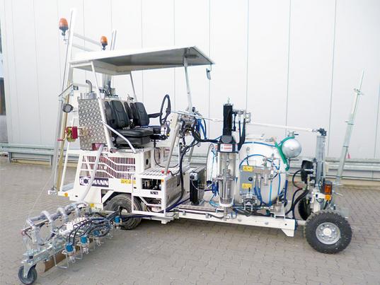 H18 in Singapur mit 1K Kaltfarben Airless System für den Einsatz mit 120 cm Breitstrichmarkeur mit 5 Farb- und Perlpistolen, 460 ltr Druckbehälter ausgerüstet als Palettierungssystem mit elektrischen und hydraulischen Schnellverschlüssen sowie Laschen für