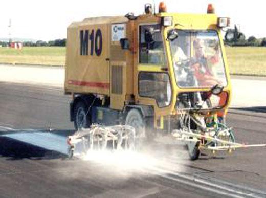 H35 in Dublin/Irland mit 1K-Kaltfarben Pumpen sowie Kaltfarben Druckbehälter-System für den Einsatz mit 90 cm Breitstrichmarkeur mit 4 Farbpistolen sowie 1 Farbpistole für "taxiways", 1 x 320 ltr und 1 x 225 ltr Druckbehälter