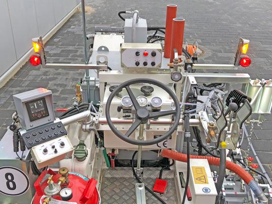 H10 ausgerüstet für die Applikation von Thermoplastiken – Extruder – Glattstriche - zwei Perlpistolen für zwei unterschliedliche Glasperlensorten