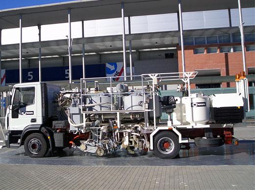 H75-1000PEX Kombi-Markierungs-LKW mit Druckbehältern (2 x 600 ltr): Spritzbare Thermoplastik mit wegabhängiger Pumpe (AMAKOS<sup>®</sup>), Markeureinheit links und rechts sowie Thermoplastik mit zwei Extrudern links und rechts