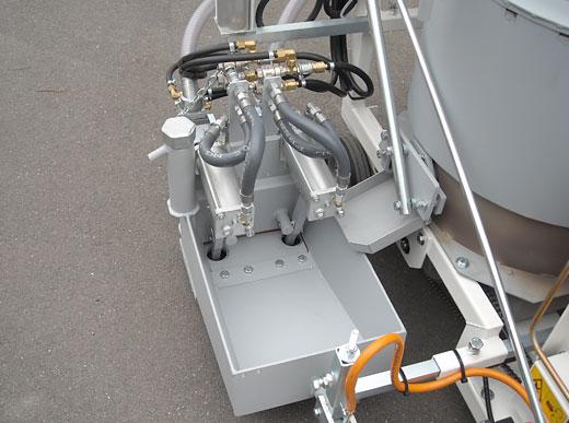 RP100-1H equipado con electrónica de control de longitud trazo-intervalo ELC2 y arranque eléctrico y zapatón para líneas dobles hasta una anchura máx. (trazo-intervalo-trazo) de 50 cm aquí 10/10/10 cm (zapatón 30 cm) con pistolas de esferas
