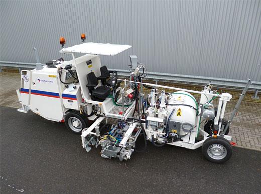 H26 Balgpumpensystem mit Druckbehälter 540 ltr ausgerüstet mit Stachelwalzen-System für stochastische Agglomerate, Spotflex<sup>®</sup> System für definierte Agglomerate sowie Glattstrich- und Ziehschuh-System für 90<sup>°</sup> Querprofile (Höhe