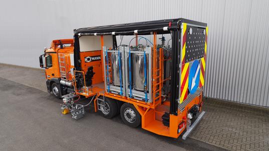 H37-5000P Kombi-Markierungs-LKW mit wechselbaren drucklosen Behältern (4 x 1250 ltr) für 1K-Kaltfarben mit Pumpe und 2K-Kaltspritzplastiken für Airless-Spritzverfahren mit wegabhängiger Dosierpumpe AMAKOS®