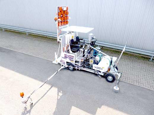 RM3D im 2K-Airlessverfahren mit Pumpe (AMAKOS®) M98:2 mit Druckbehälter (225 ltr), Linienbreiten-Konstanthalter sowie mit Vormarkierungseinrichtung