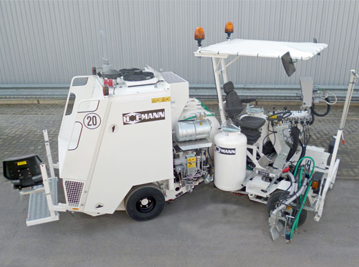 H25 pinturas en frío utilizando el procedimiento de baja presión (Airspray) con bomba (AMAKOS<sup>®</sup>) y depósito de material de 340 lts capacidad, incl. 3 pistolas de pintura y esferas para marcajes centrales y los del borde.